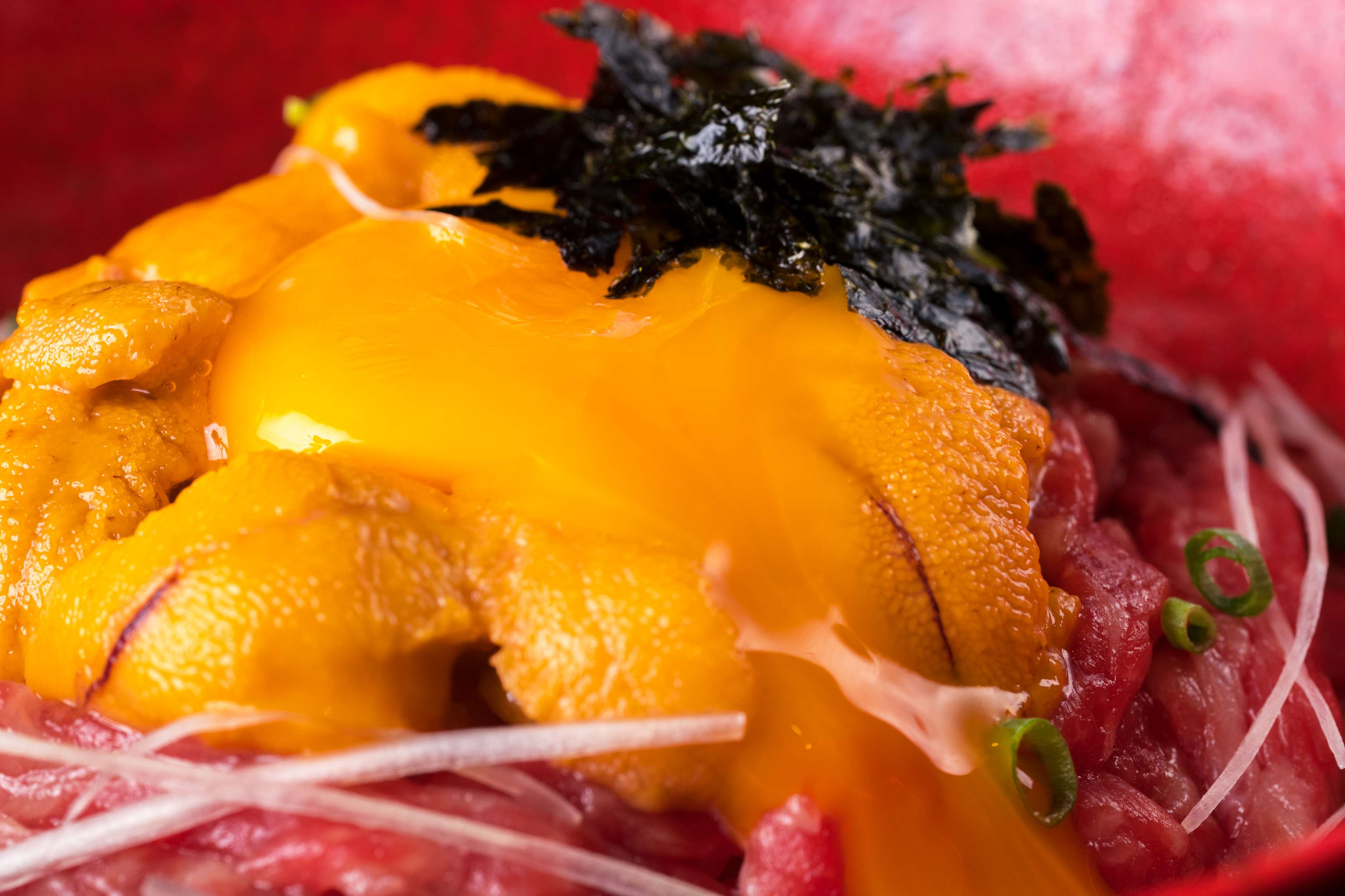 ユッケ丼（雲丹添え）