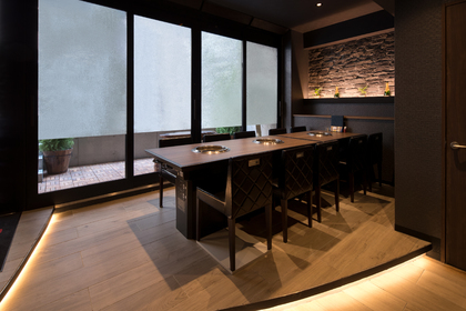 広いテーブル席